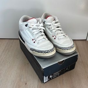 Air Jordan Retro 3 - white/cement grey-fire red. Size 6Y
